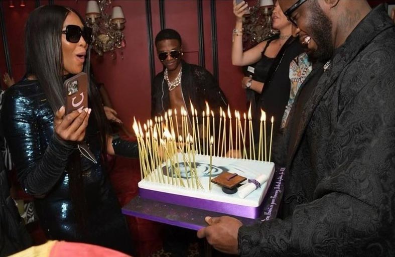 ناعومي كامبل تحتفل بحصولها على الدكتوراة