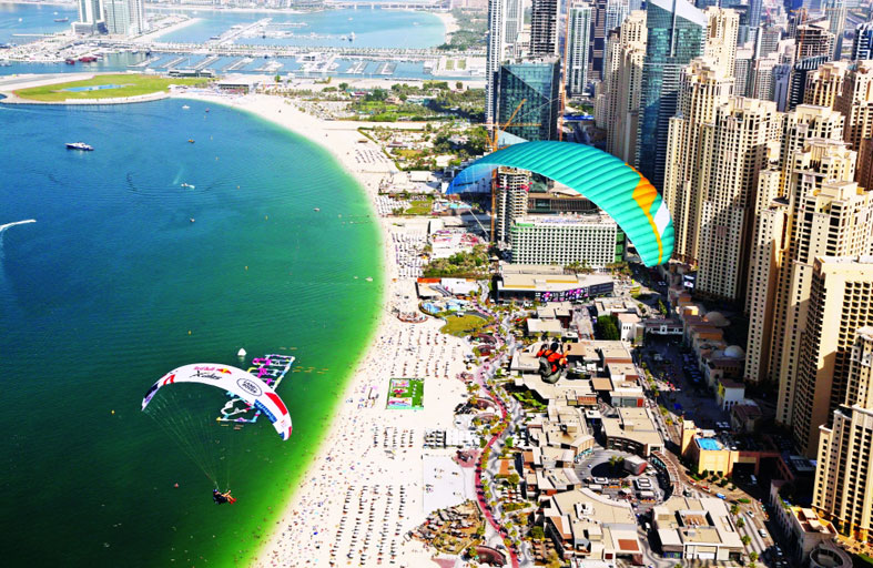 شاطئ الجميرا يشهد بداية رائعة ومثيرة لدولية «هايك آند فلاي»