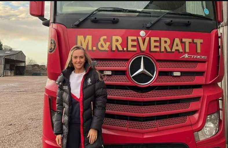 تتحول من ملكة جمال إلى سائقة شاحنة