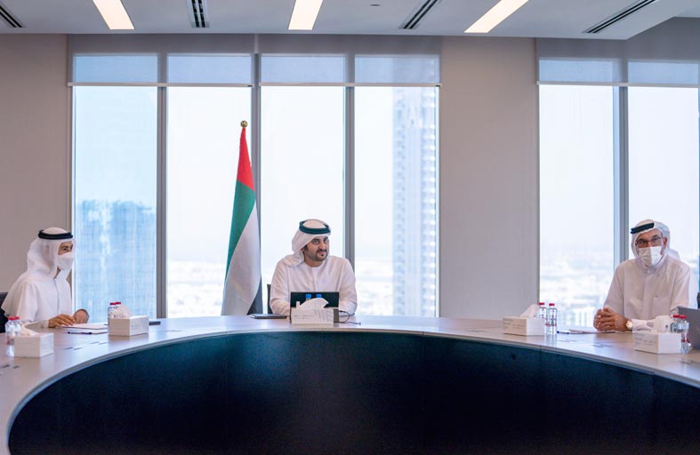 مكتوم بن محمد يلتقي فريق عمل الهيئة الاتحادية للضرائب ويطلع على سير العمل فيها