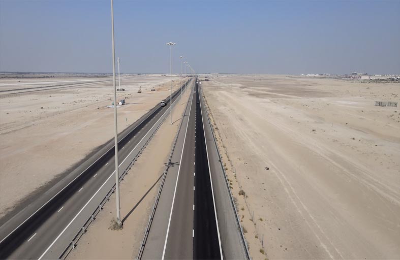 بلدية مدينة أبوظبي تنفذ أعمال إصلاح هبوطات طبقات الإسفلت على طريق الشاحنات  E30باتجاه العين