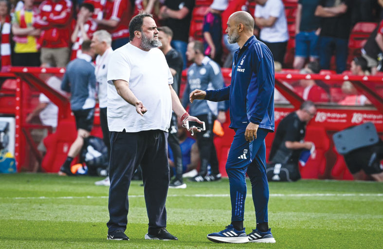 بعد حادثة الطعن.. التفاتة إنسانية من مالك نوتنغهام فورست