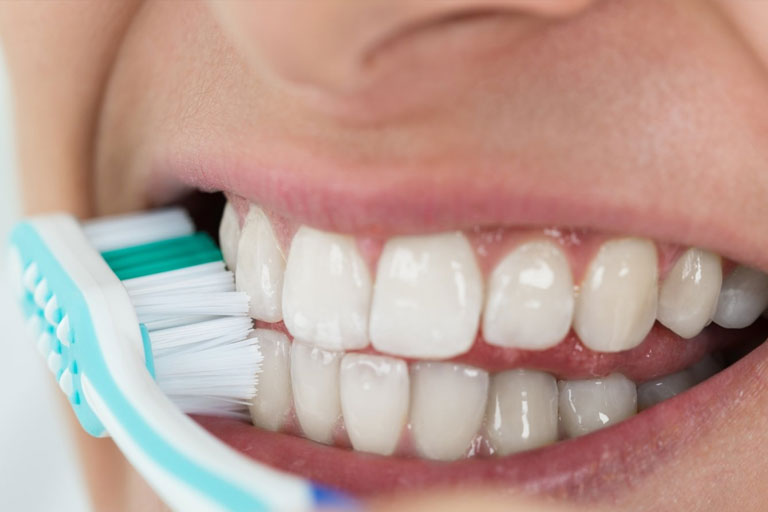 أيهما أفضل لتنظيف الأسنان.. فرشاة جافة أم مبللة؟