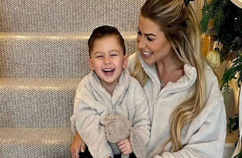 نجمة إنستغرام تكشف إصابتها وابنها بالتوحد