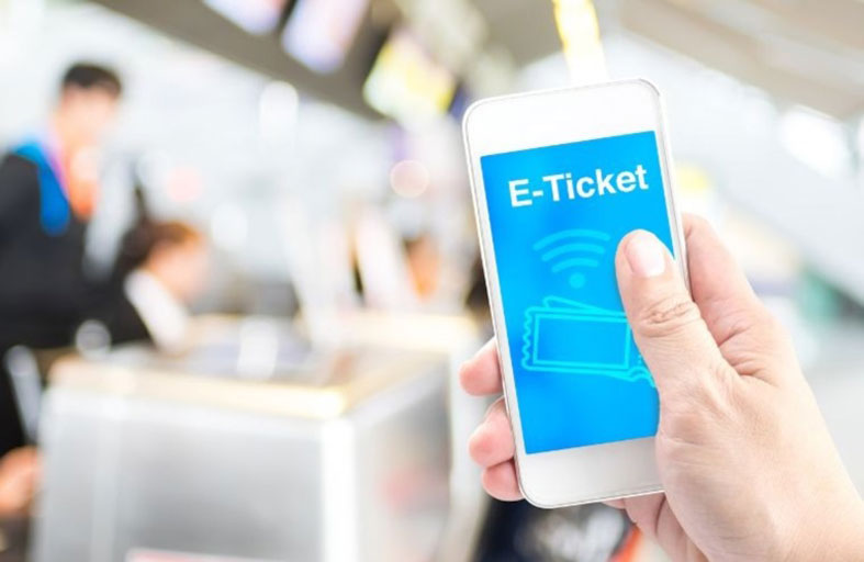 تزوّر تذكرة سفر لتوديع صديقة على باب الطائرة