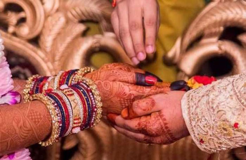 أسرة توزع طعام الزفاف بالبطاقة الشخصية