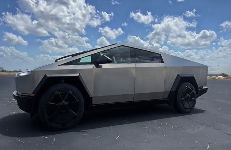 الطقس الممطر يكشف عيوباً خطيرة في «تسلا»