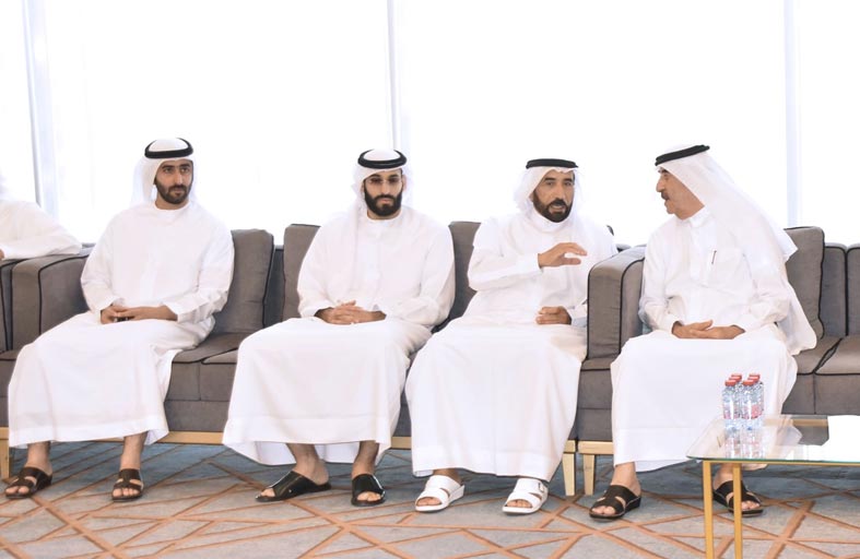 حاكم أم القيوين يقدم واجب العزاء في وفاة زوجة سيف الشعفار