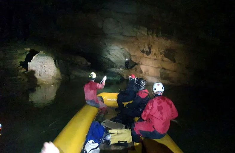 المياه تحتجز عائلة بكهف 