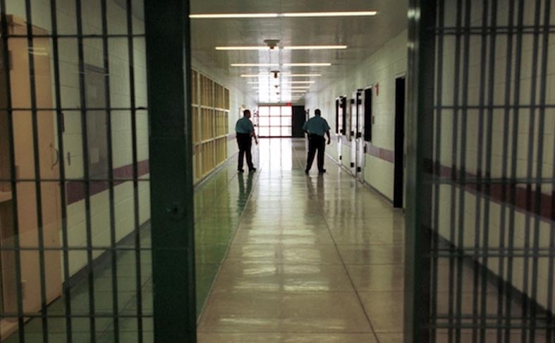 السجن والغرامة لصاحب  مطعم تسبب في تسمم جماعي