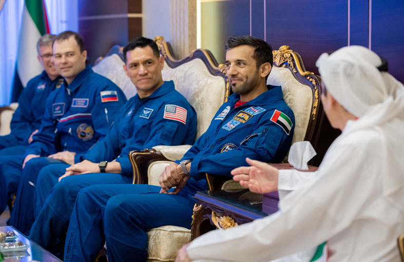 جامعة الإمارات تستضيف رائد الفضاء الإماراتي سلطان النيادي 