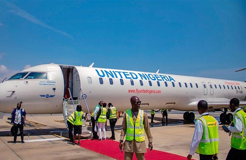 رحلة جوية تتحول إلى حلبة ملاكمة 