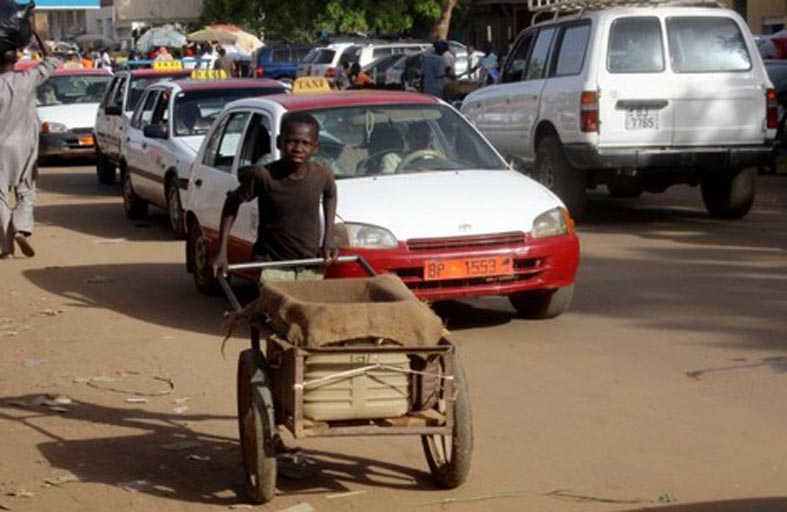 النيجر بلد غني باليورانيوم ويعاني من عدم الاستقرار 
