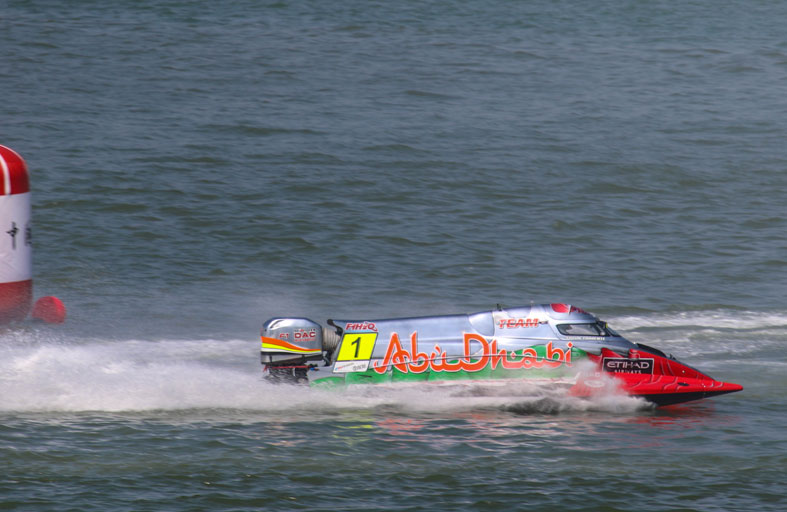 أبوظبي للزوارق السريعة يرفع درجة الاستعداد لمونديال الفورمولا 1 