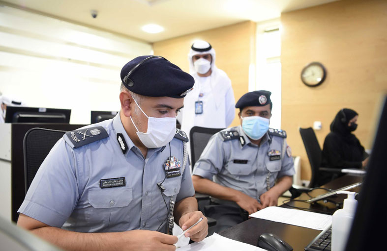 مدير عام شرطة أبوظبي يستقبل مكالمات الجمهور بخدمة أمان