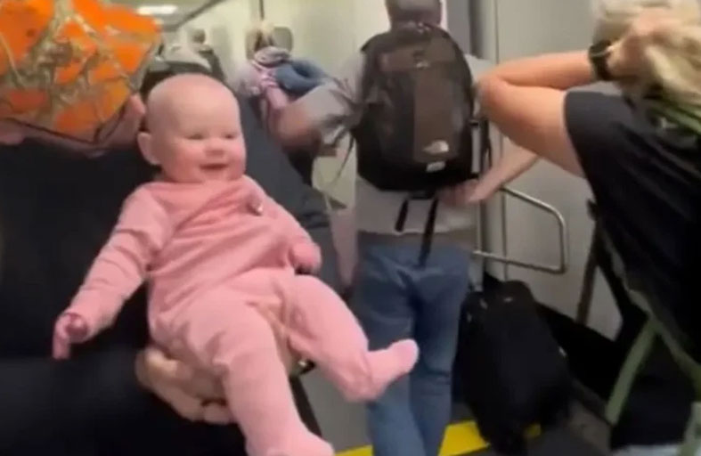 رضيعة تعتذر للركاب واحداً تلو الآخر بعد نوبة بكاء