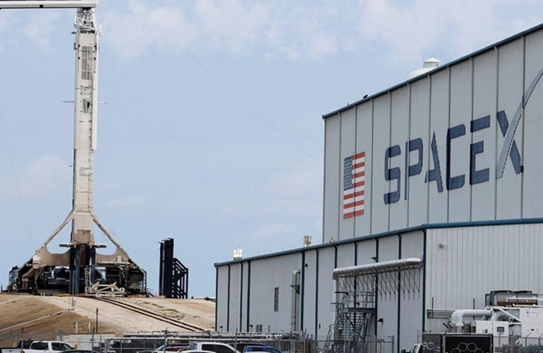 طاقم «سبيس إكس» يستعد لأول جولة تجارية خارج مركبة في الفضاء