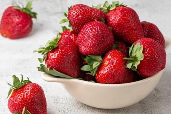 كيف نحدد وجود النترات في الفراولة؟