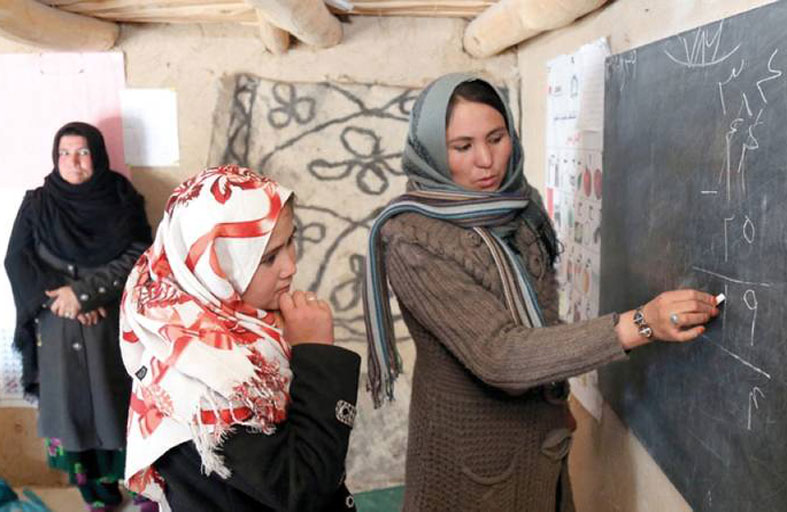 طالبان تسمح للفتيات بالعودة إلى المدارس