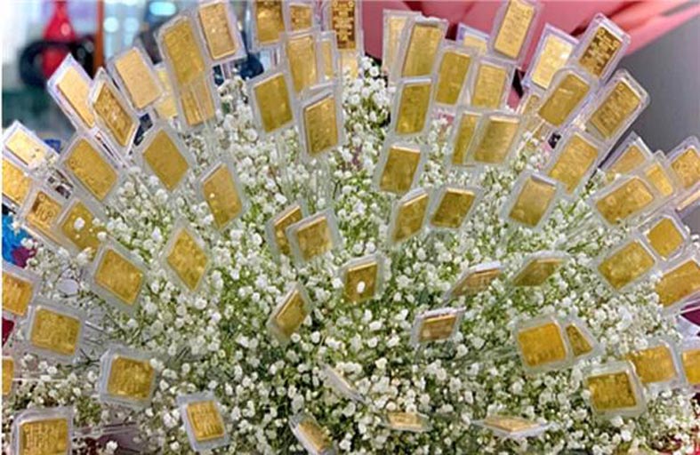 رجل يهدي قريبته باقة زهور من الذهب 