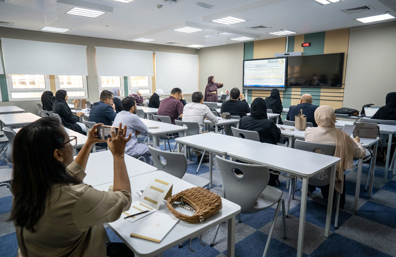 «خليفة التربوية» تنظم ورشاً تطبيقية للتعريف بمجالات الدورة الـ 19 حميد الهوتي : مشاركة بارزة من الخبراء والمتخصصين في لجان التحكيم في ورش التميّز 