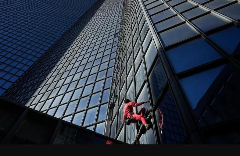 يتسلق ناطحة سحاب احتفالا ببلوغه الـ60