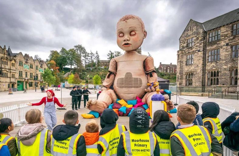 «دمية ضخمة» تثير الهلع ببريطانيا