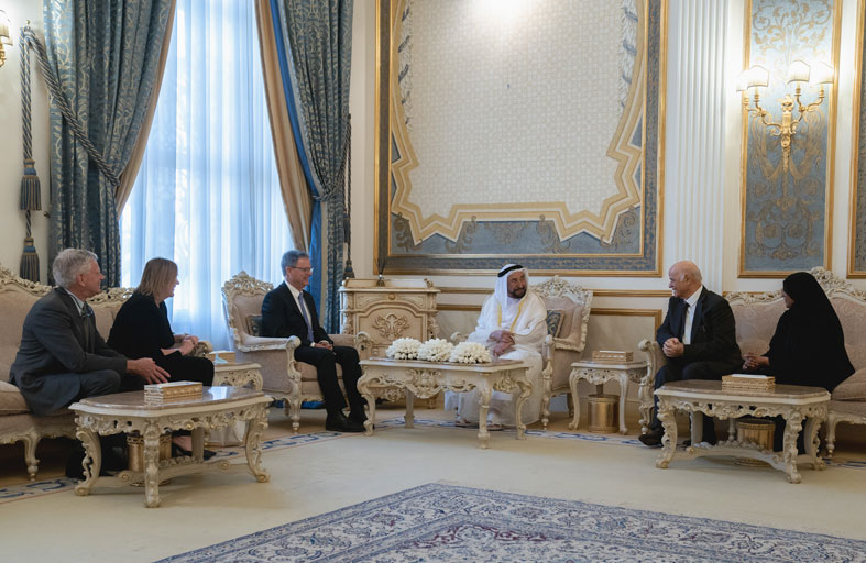 حاكم الشارقة يستقبل وفداً من جامعة كوينزلاند الأسترالية