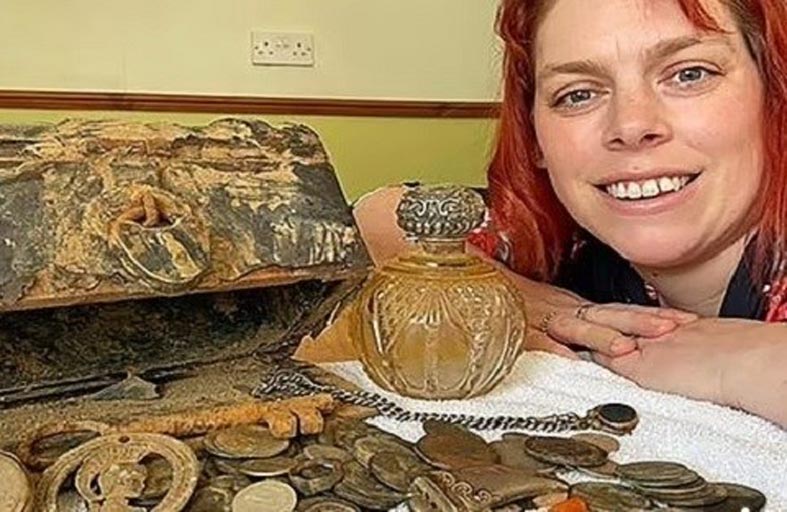 تكتشف كنزاً ثميناً أثناء بحثها عن القمامة