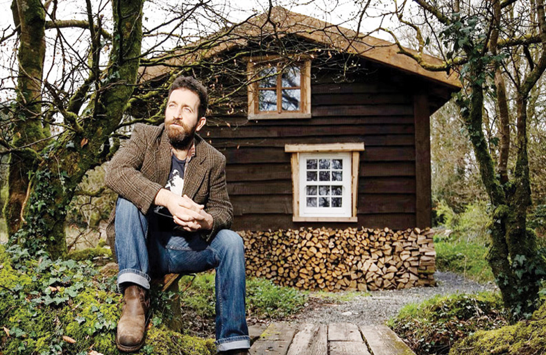 يقاطع النقود والتكنولوجيا..و يمضي 15 عامًا في الطبيعة