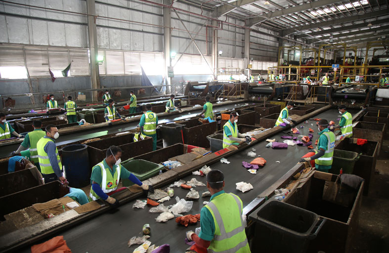 إدارة ومعالجة النفايات الخطرة في الإمارات.. منظومة آمنة تعزز الاستدامة البيئية