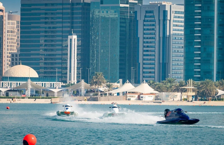 نجاح لافت لسباقات الجولة الثانية لزوارق الفورمولا 4 على كورنيش أبوظبي