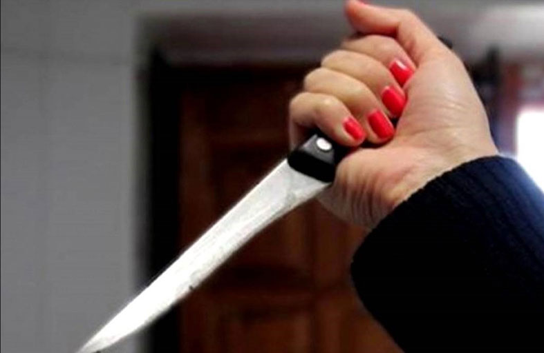 تذبح زوجها بسكين 