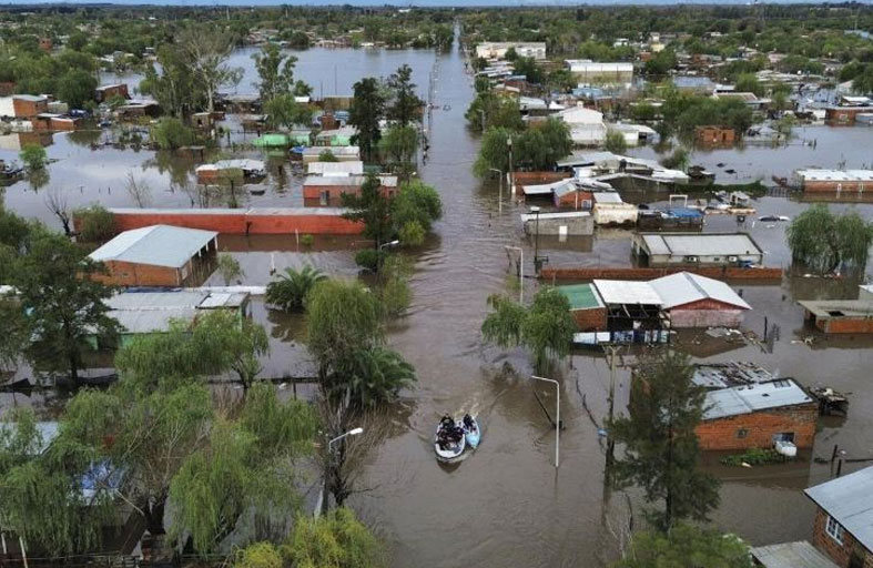 فرار سكان أستراليا لأسطح المنازل بسبب فيضانات مفاجئة