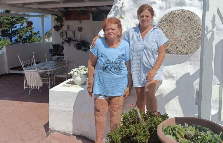 عائلة تهجر مساكنها وتعيش داخل كهف