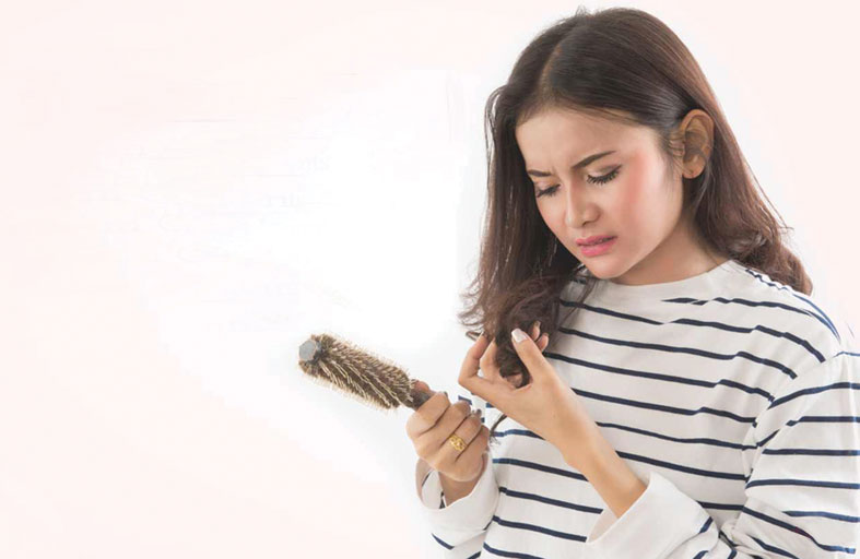 طبيبة جلدية تكشف أبرز 3 أسباب لتساقط الشعر