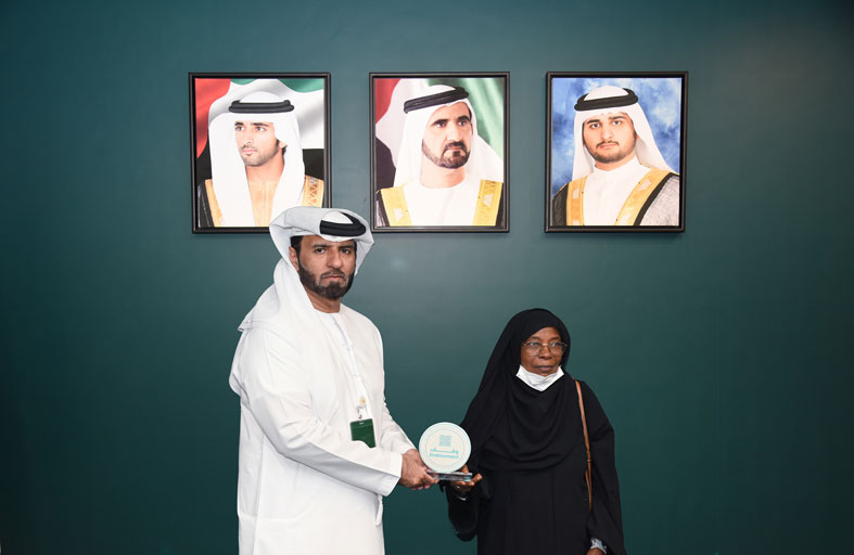 «أوقاف دبي» تمنح «أمي ثريا » علامة «دبي للوقف» لدعمها المديونين