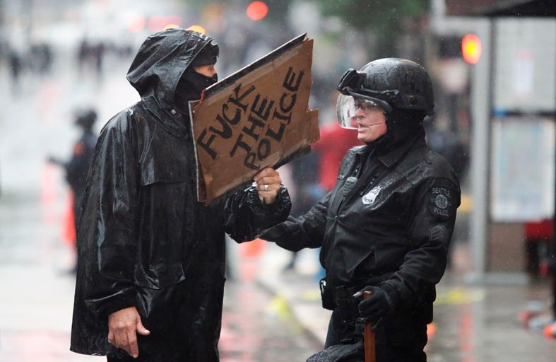 الدرع الحارس.. شرطية أميركية تثير الإعجاب وسط الاحتجاجات