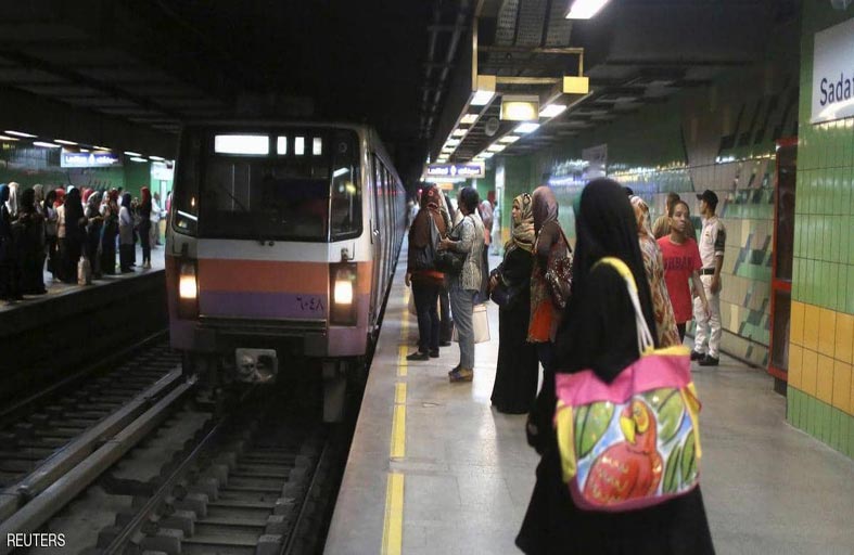 تنتحر تحت عجلات المترو