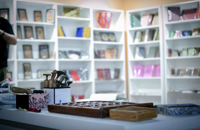 عبد الظاهر.. أربعة أجيال تواصل تجليد الكتب وتذهيب نقوشها 