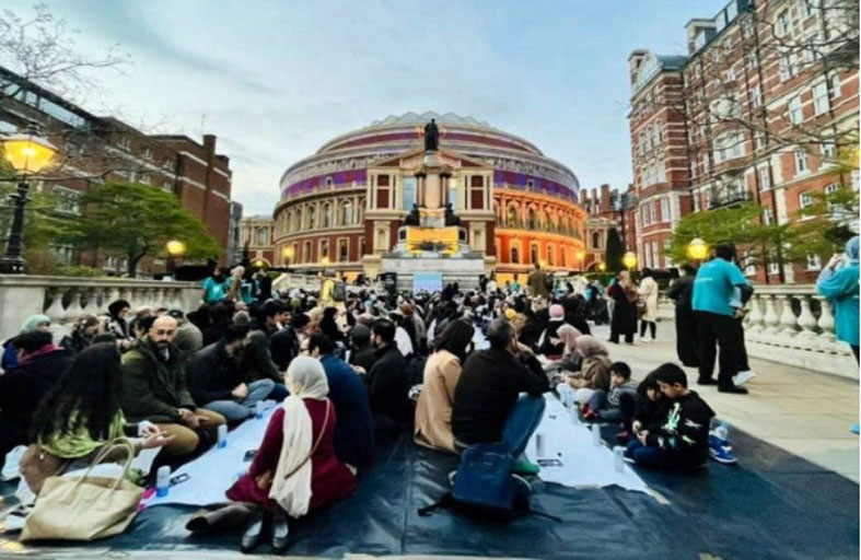 إفطار مئات المسلمين أمام أشهر قاعات لندن