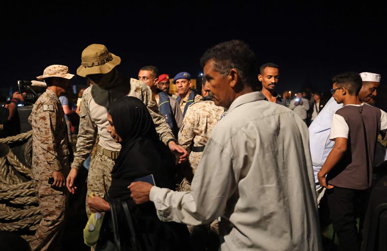عشرات الدول تسارع لإجلاء مواطنيها من السودان