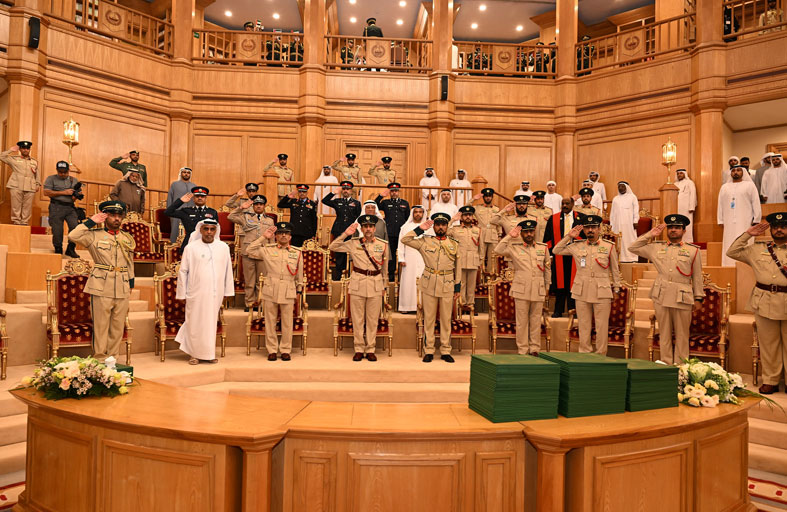 عبد الله المري يسلم الشهادات للخريجين من المرشحين والمرشحات في بكالوريوس العلوم الأمنية والجنائية