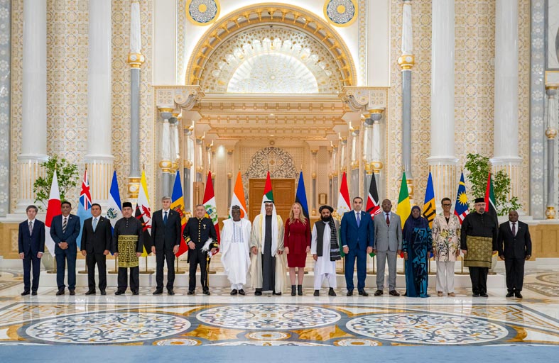 رئيس الدولة يؤكد حرص الإمارات على تعزيز علاقاتها مع دول العالم 