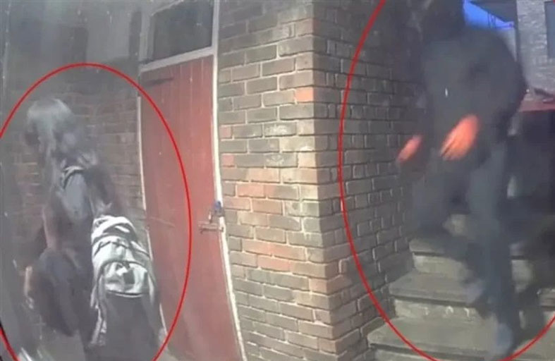 يهاجم امرأة بسكين على عتبة منزلها