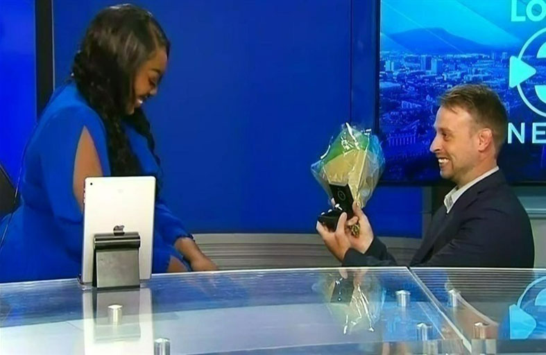 مذيعة تفاجأ بطلب زواج من زميلها خلال بث مباشر