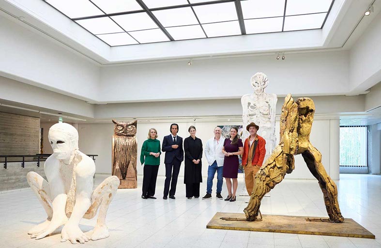 براد بيت يفتتح أول معرض لمنحوتاته 