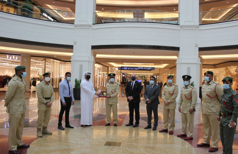 اللواء الزفين يكرم حراس الأمن في مول الإمارات