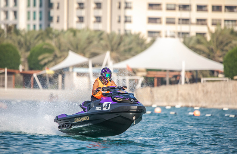 العوضي يفوز بتحدي الـ 90 دقيقة في مارثون الدراجات المائية بأبوظبي والطاير بطل الواقف