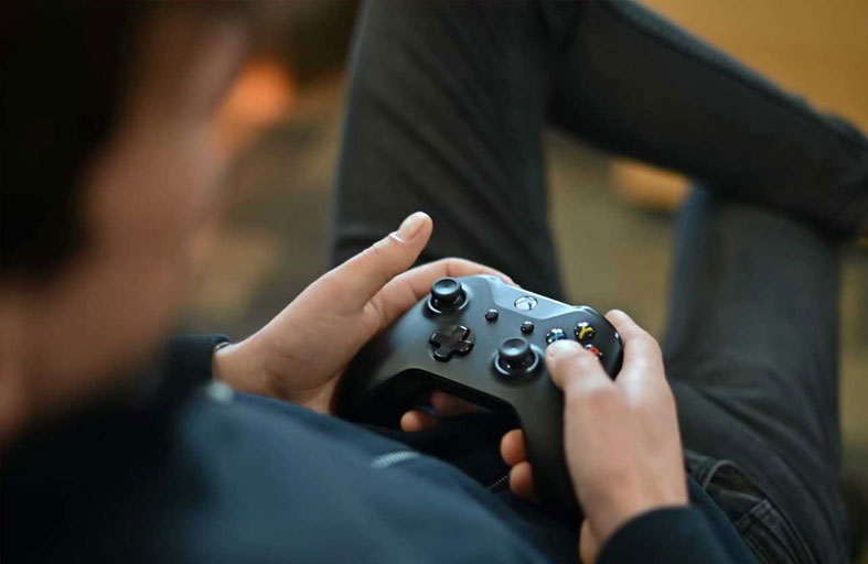 يضرب ابنته حتى الموت أثناء لعبه بـ «إكس بوكس»